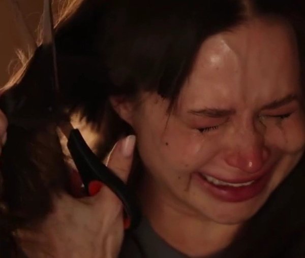 Лерчек на камеру сбрила волосы на голове Лерчек на камеру сбрила волосы на голове