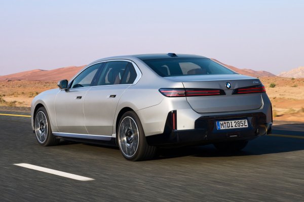 Обновленная &laquo;семерка&raquo; BMW сохранила спорную внешность, но получила новый салон