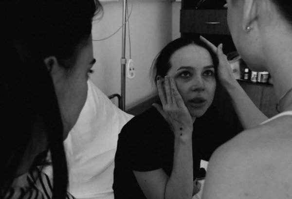 Возлюбленный Лерчек поделился фотоснимками из ее палаты Возлюбленный Лерчек поделился фотоснимками из ее палаты