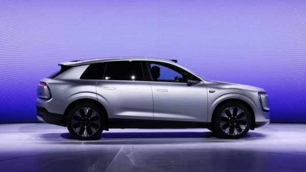 В Пекине состоялась премьера кроссовера AUDI E7X