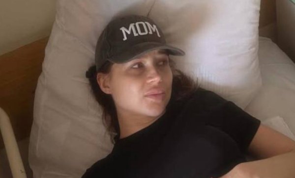 Лерчек на камеру сбрила волосы на голове Лерчек на камеру сбрила волосы на голове