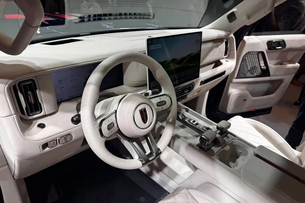 Компания Hongqi представила новый рамный внедорожник и обновленный седан H9