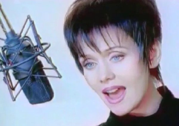 Стала известна причина смена имени певицей Валерией