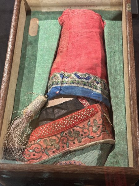 Ножка-лотос и другие причудливые вещицы показывают на первой за век выставке коллекции Бурылина