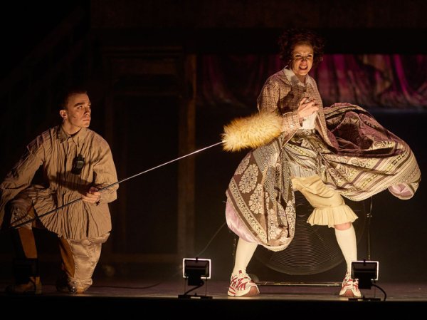 Отцы подсматривают за детьми: Марина Брусникина пригласила тинейджеров в барочный театр