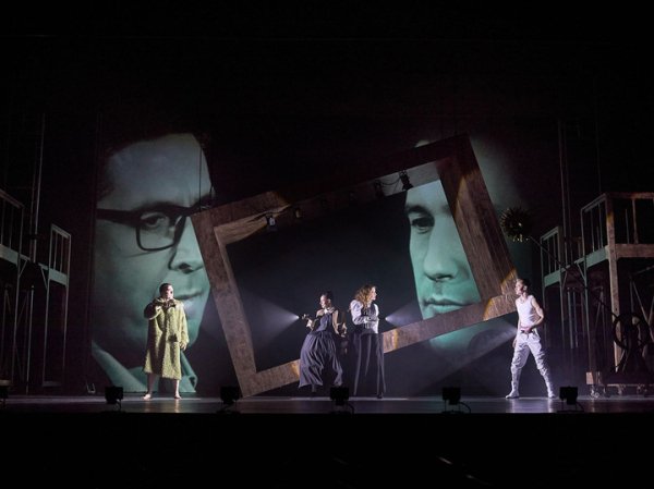 Отцы подсматривают за детьми: Марина Брусникина пригласила тинейджеров в барочный театр