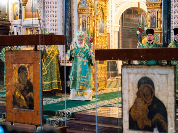 Патриарх Кирилл поблагодарил Владимира Путина за передачу Церкви двух чудотворных икон