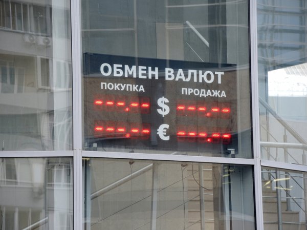 В апреле за доллар уже дают меньше 77 рублей