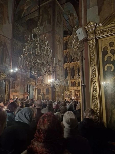 В храмах Троице-Сергиевой лавры на Пасхальной службе негде яблоку упасть