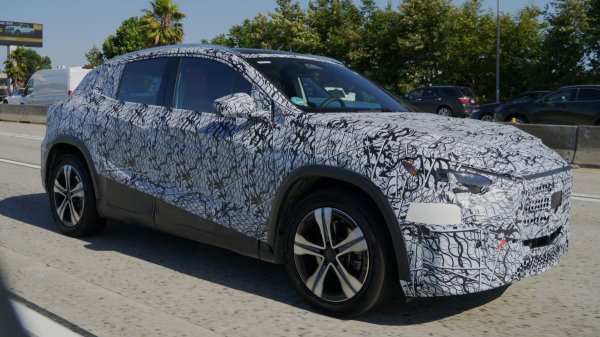 Новый Mercedes-Benz GLA замечен на испытаниях в США