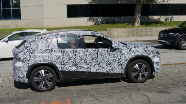 Новый Mercedes-Benz GLA замечен на испытаниях в США