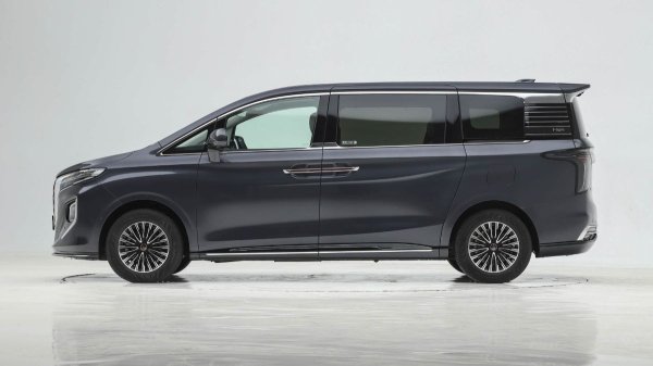 Седан Hongqi H5 и минивэн HQ9 обновились в Китае