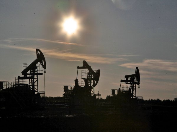 Почему дешевеет нефть: Brent обновила минимум с апреля