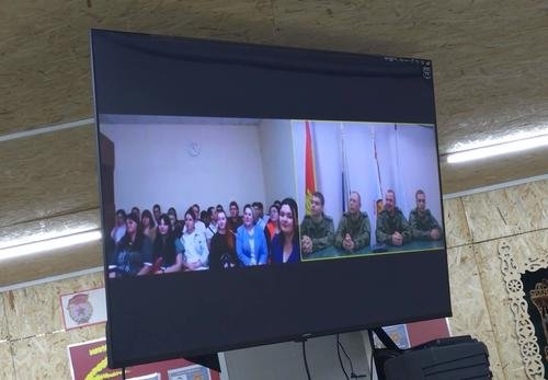 Телемост через линию фронта: студенты-контрактники пообщались с родными и преподавателями, не покидая полигона Телемост через линию фронта: студенты-контрактники пообщались с родными и преподавателями, не покидая полигона