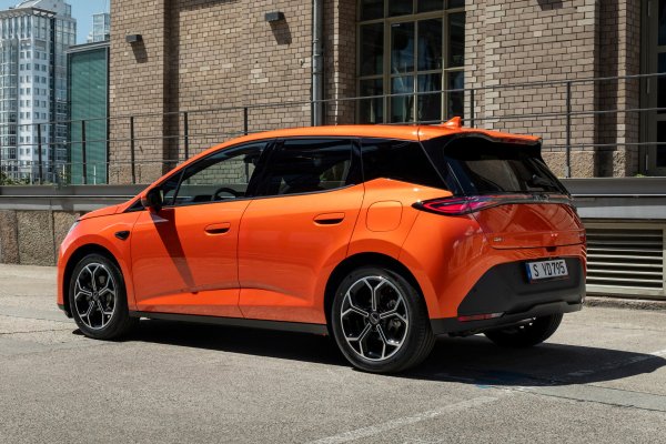 В Европе официально представили гибридный BYD Dolphin G DM-i