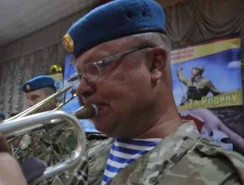 Псковские десантники провели уроки мужества для школьников Донецка Псковские десантники провели уроки мужества для школьников Донецка