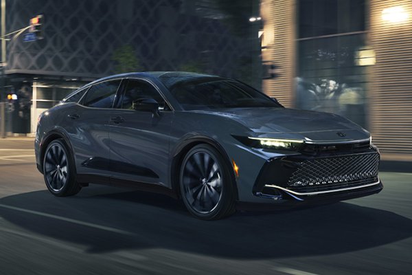 Седан Toyota Crown Crossover обновился в Америке и готовится к рестайлингу в Японии