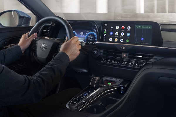 Седан Toyota Crown Crossover обновился в Америке и готовится к рестайлингу в Японии