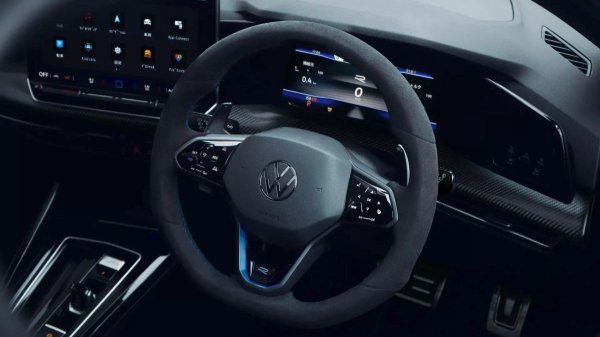 Хот-хэтч Volkswagen Golf R почернел в Японии