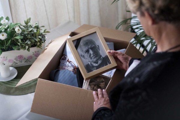 Вещи умерших родных, которые нельзя выбрасывать по народным традициям Вещи умерших родных, которые нельзя выбрасывать по народным традициям