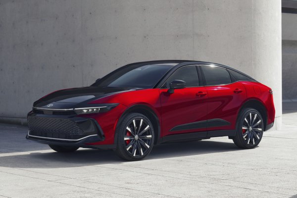Седан Toyota Crown Crossover обновился в Америке и готовится к рестайлингу в Японии