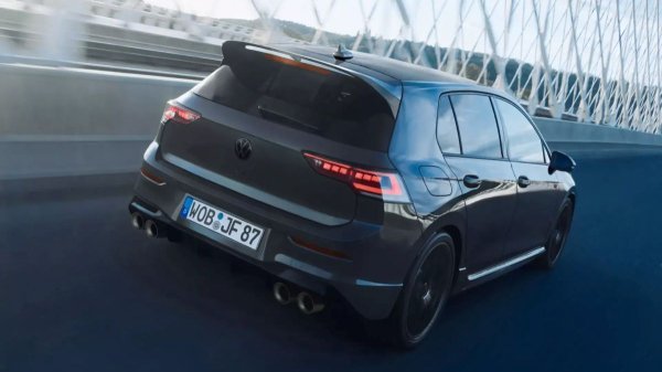 Хот-хэтч Volkswagen Golf R почернел в Японии