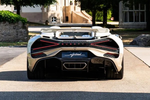 Последний родстер Bugatti Mistral ознаменовал прощание с мотором W16 (но есть нюанс!) Последний родстер Bugatti Mistral ознаменовал прощание с мотором W16 (но есть нюанс!)