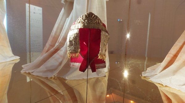Кокошник внезапно стал яблоком раздора: какие еще головные уборы носили женщины в прежние века