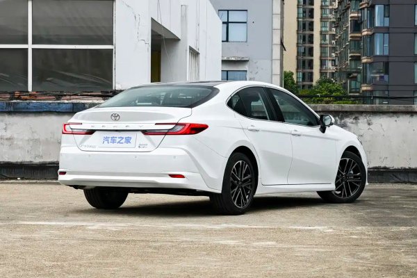 Обновленная Toyota Camry для Китая: другой салон, богатая комплектация и прежняя техника