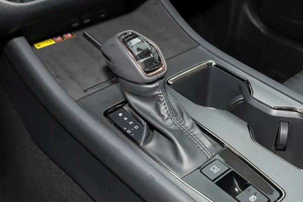 Обновленная Toyota Camry для Китая: другой салон, богатая комплектация и прежняя техника
