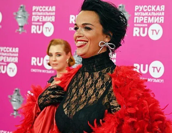 Певица Слава вернулась к употреблению крепких напитков Певица Слава вернулась к употреблению крепких напитков