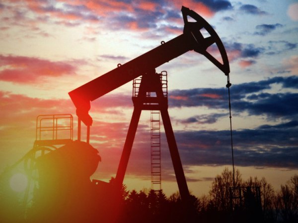 Чиновники предупредили о росте цен на нефть и бензин из-за Ормузского пролива