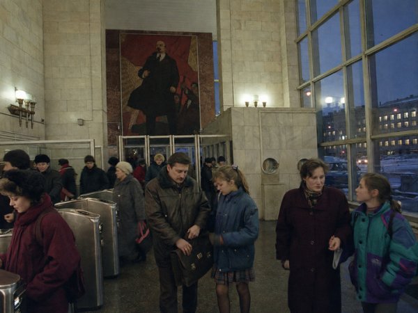 Милиционер ловил школьниц у турникета питерского метро и выбирал среди них жертв