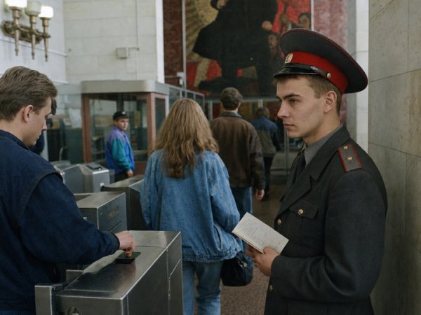 Милиционер ловил школьниц у турникета питерского метро и выбирал среди них жертв