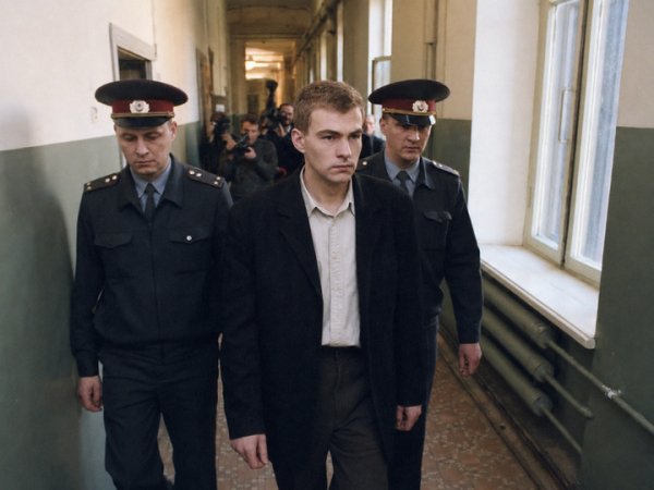 Милиционер ловил школьниц у турникета питерского метро и выбирал среди них жертв