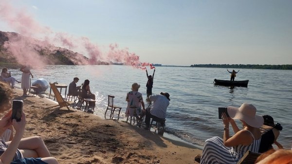 Нина Заречная в спасательном жилете