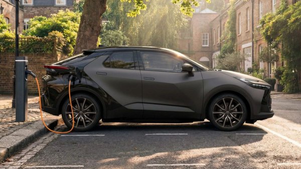 Toyota C-HR отметила 10-летний юбилей обновленной спортверсией Toyota C-HR отметила 10-летний юбилей обновленной спортверсией
