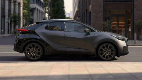 Toyota C-HR отметила 10-летний юбилей обновленной спортверсией Toyota C-HR отметила 10-летний юбилей обновленной спортверсией