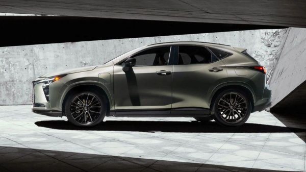 Кроссовер Lexus NX обновился снаружи и внутри Кроссовер Lexus NX обновился снаружи и внутри